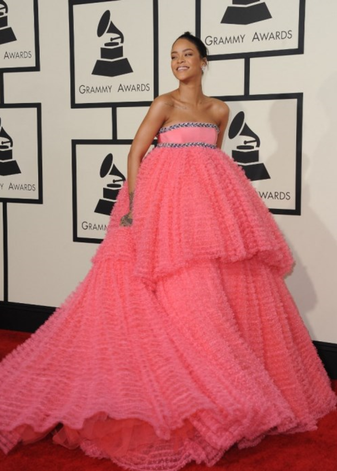 تعشق ريهانا الفساتين الضخمة على السجادة الحمراء وهذه اطلالتها في حفل الغرامي عام 2015 بتصميم Giambattista Valli