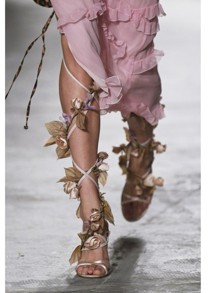 تصميم شبابي جذاب مزيّن بالأحجار البراقة من Blumarine