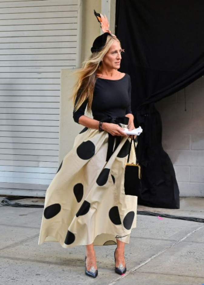 أطلت بتنورة من تصميم دار كارولينا هيريرا بنقشة البولكا دوت الأيقونية