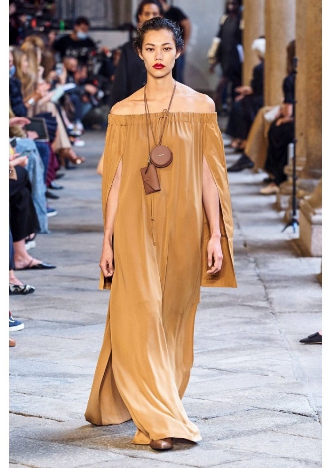 موديلات فساتين مكشوفة الاكتاف وطويلة من دار Max Mara