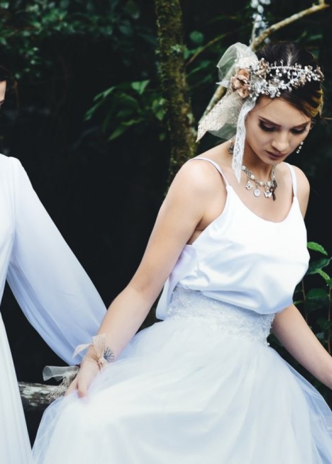  عروس تصر على ظهور وصيفاتها بنفس لون وتصفيفة الشعر Chalo Garcia