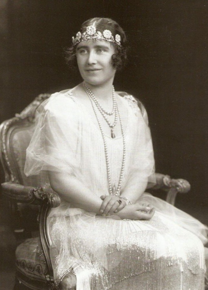 الملكة الأم فضلت الخاتم الجديد على خاتم خطبتها