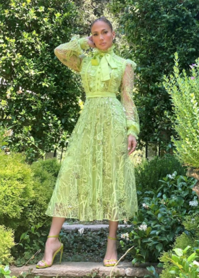 خطفت إطلالة جينيفر لوبيز الأنظار بالفستان الميدي الأخضر المزيّن بالشك