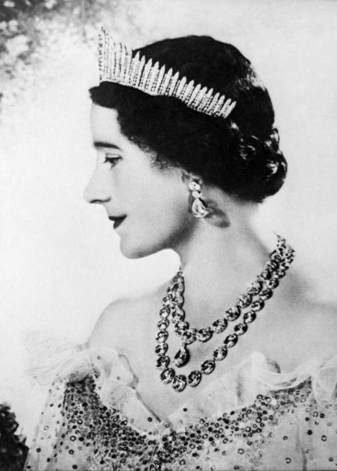 لماذا رفضت الملكة إليزابيث الأم عرض الزواج من الملك جورج في البداية؟