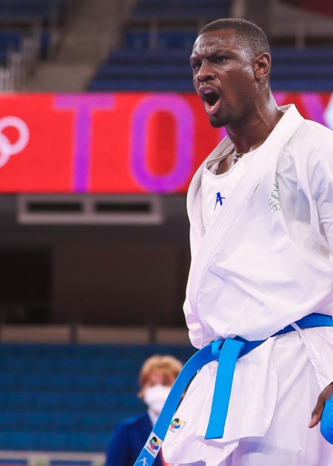 البطل السعودي يحمل الفضة