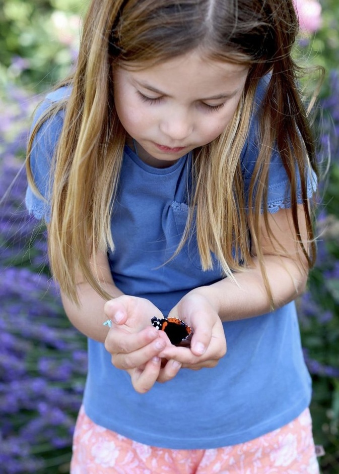 أحدث صورة للأميرة شارلوت نشرت على صفحة دوق ودوقة كامبريدج على انستغرام