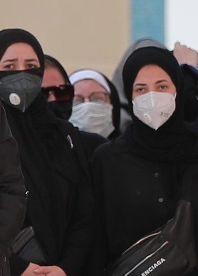 دنيا وايمي سمير غانم في جنازة والدتهما دلال عبد العزيز