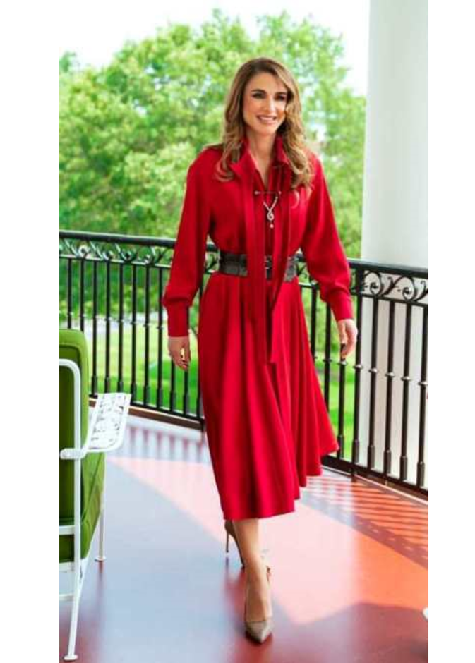 الفستان الأحمر من توقيع حسين بظاظا الذي تميّز بطوله الميدي وأكمامه الطويلة