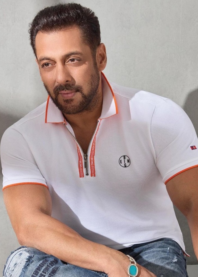 سلمان خان يشارك في جهود إغاثة المناطق المتضررة من الفيضانات في الهند