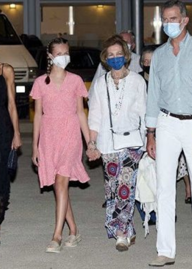  العائلة المالكة الإسبانية في عشاء في مطعم مايوركا