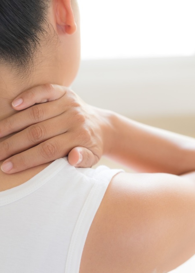 ما هي اعراض تشنج الرقبة وما هي الحالات التي تستدعي استشارة الطبيب