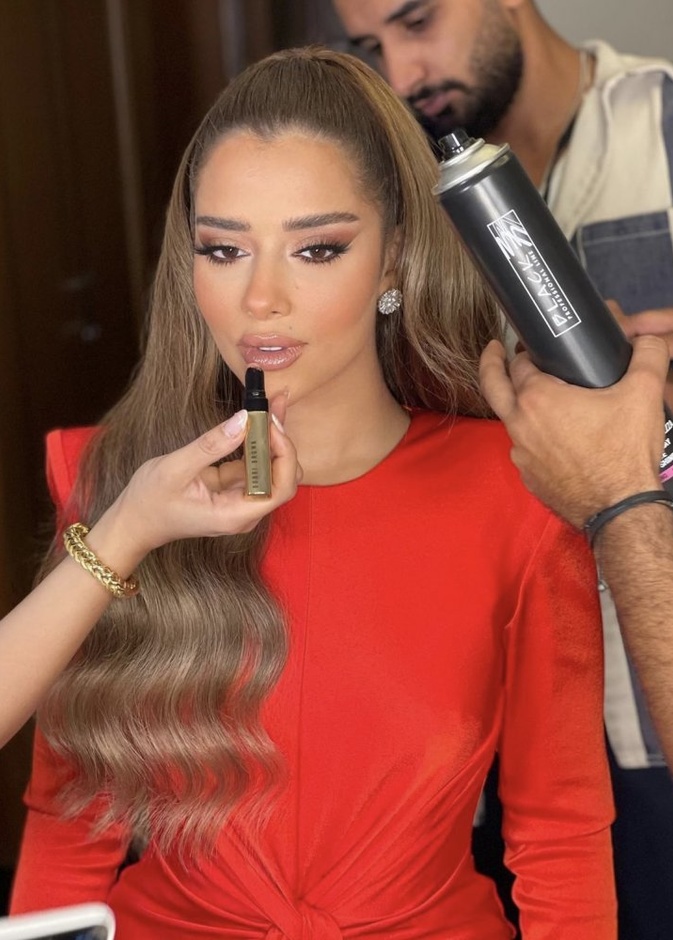 صورة نشرتها بلقيس فتحي على انستغرام من كواليس المكياج والشعر قبل حفلتها في القاهرة