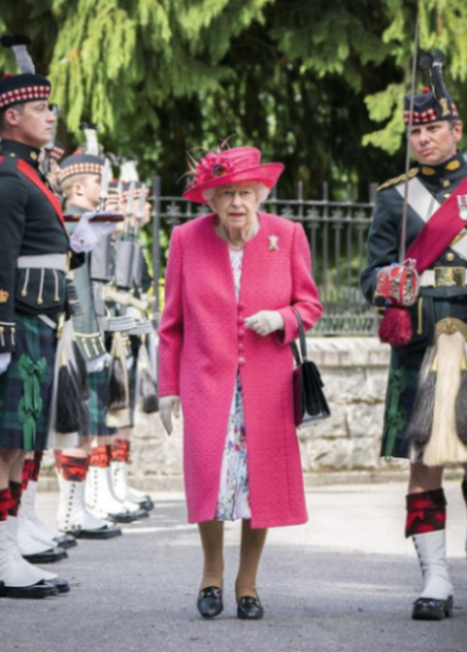 إختارت الملكة فستاناً باللون الأبيض مزيّن بالورود الملوّنة