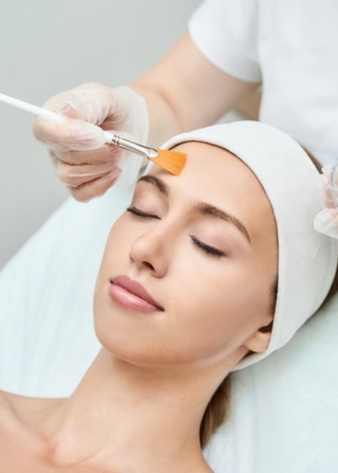  فوائد وأضرار علاج حب الشباب بالتقشير الكيميائي وأهم نتائجه
