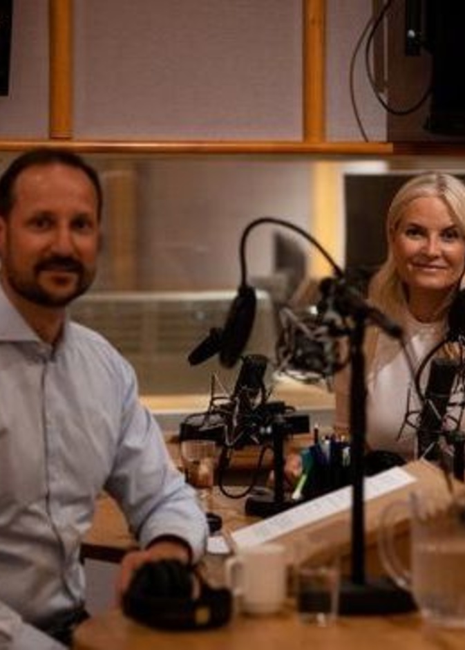 ولي عهد النرويج وزوجته يظهران في مقابلة إذاعية بمناسبة ذكرى زواجهما