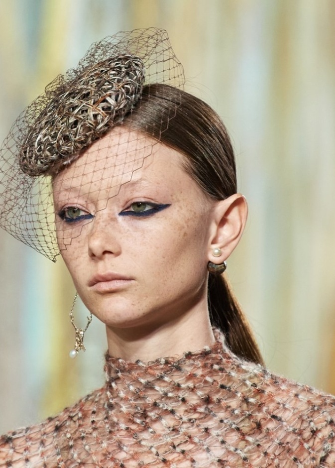 صيحات جمالية مع اكسسوارات القبعات من دار Dior