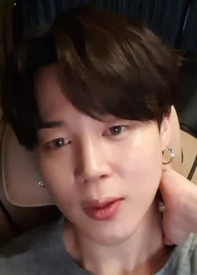 صورة لجيمين من الفيديوهات المتداولة من البث المباشر الذي ظهر فيه مؤخرا