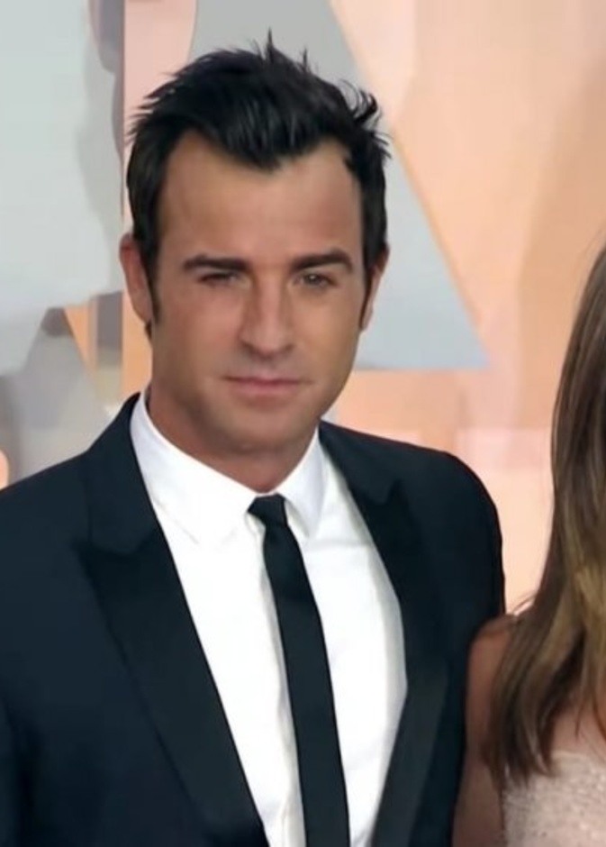 صورة جينيفر أنيستون وجاستين ثيرو في برنامج ET Canada_ الصورة من قناة برنامج ET Canada_ على يوتيوب