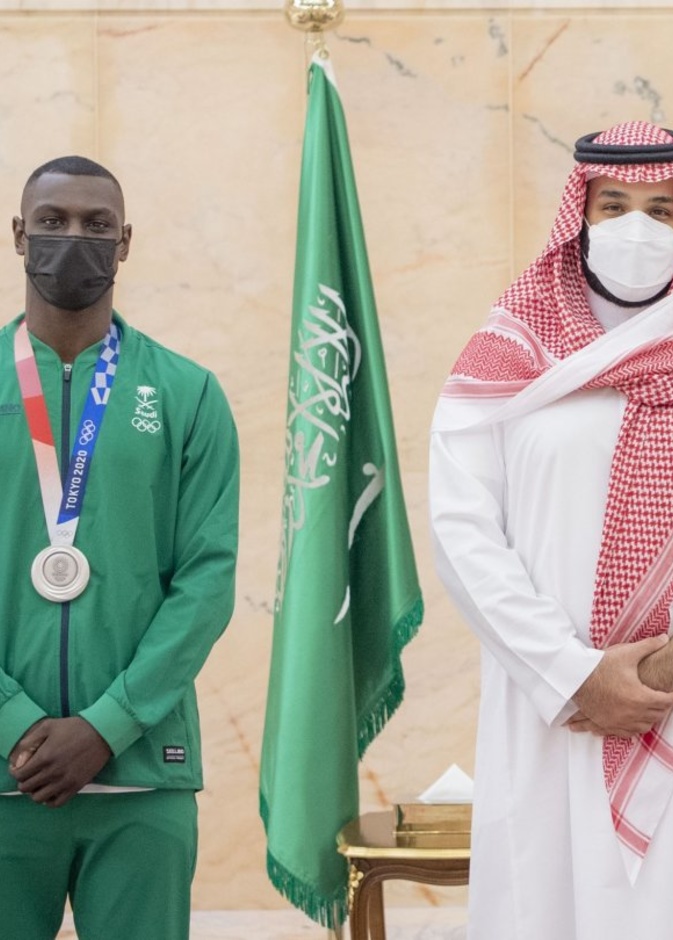 ولي العهد السعودي يكرم لاعب الكاراتيه طارق حامدي