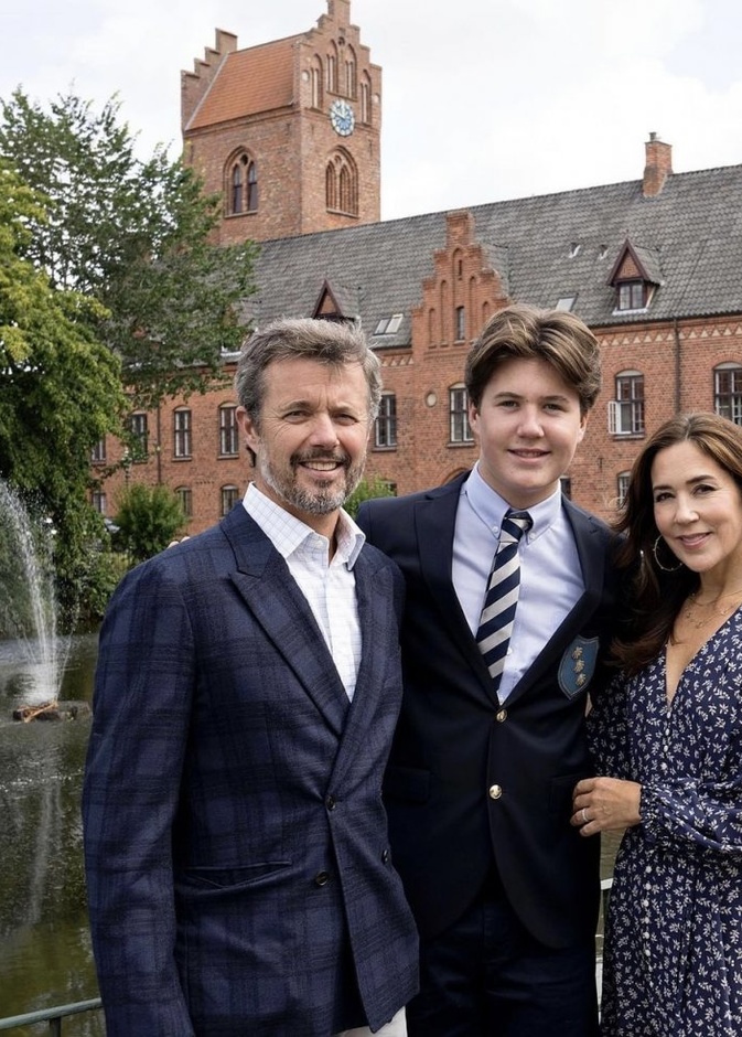 الأمير كريستيان يعود إلى المدرسة من جديد في هذه الصورة برفقة والديه من انستغرام