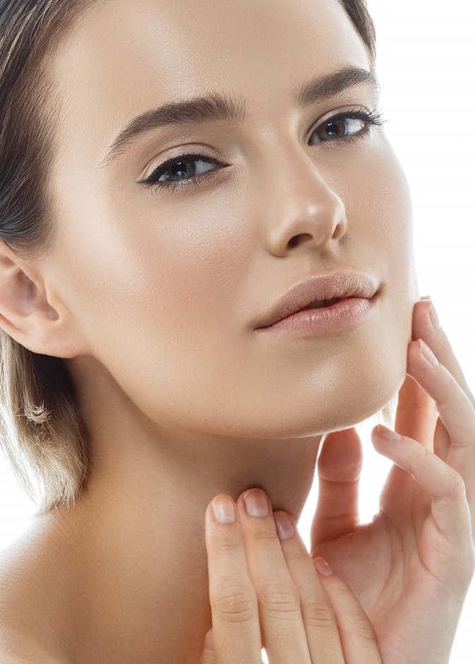 عملية شد الرقبة يزيل الجلد الزائد والدهون حول خط الفك