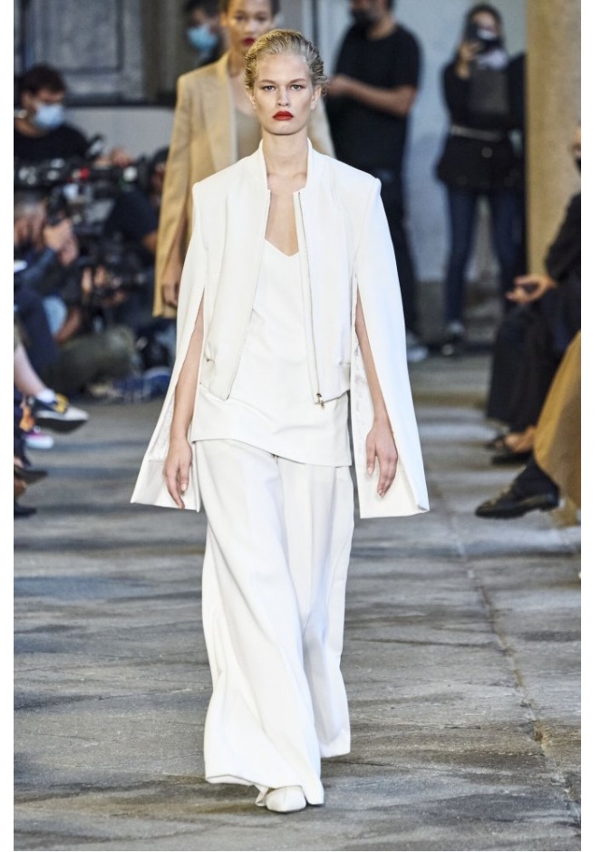 صيحات بناطيل بيضاء 2021 بقصات رسمية من دار Max Mara