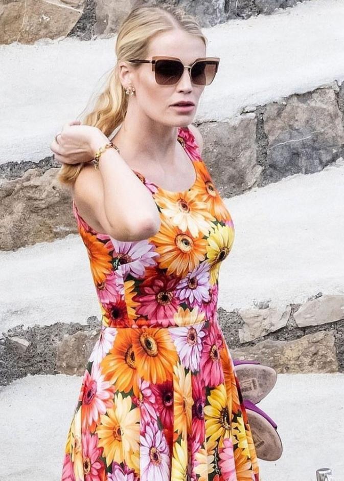  أحدث ظهور لليدي كيتي بإطلالة ساحرة في أجازة شهر العسل