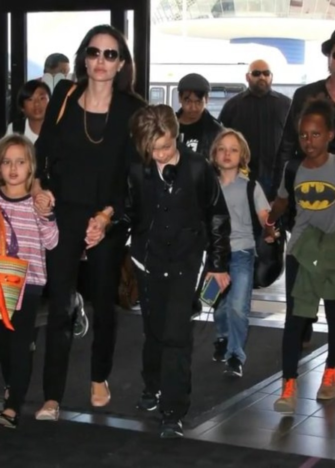 صورة لأنجلينا جولي وبراد بت مع الأطفال_ الصورة من قناة HOLLYWOOD TOP 10 على اليوتيوب