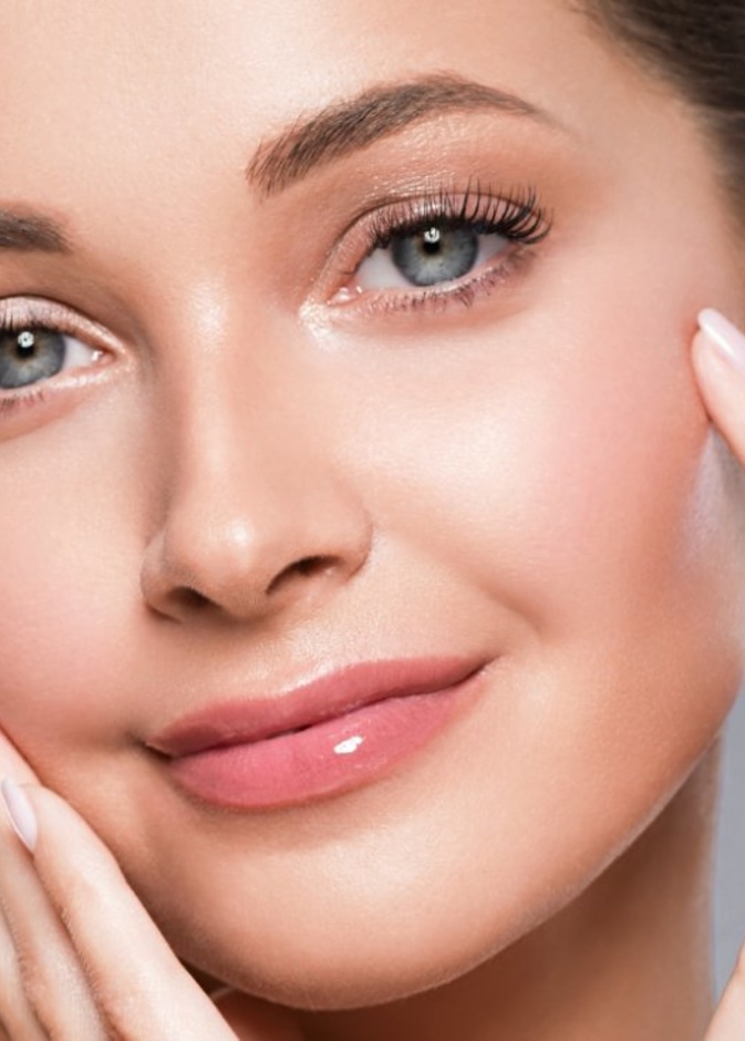 نصائح جمالية عند تقشير وتوريد الشفايف باستخدام العسل ودقيق الطحين والزبادي.