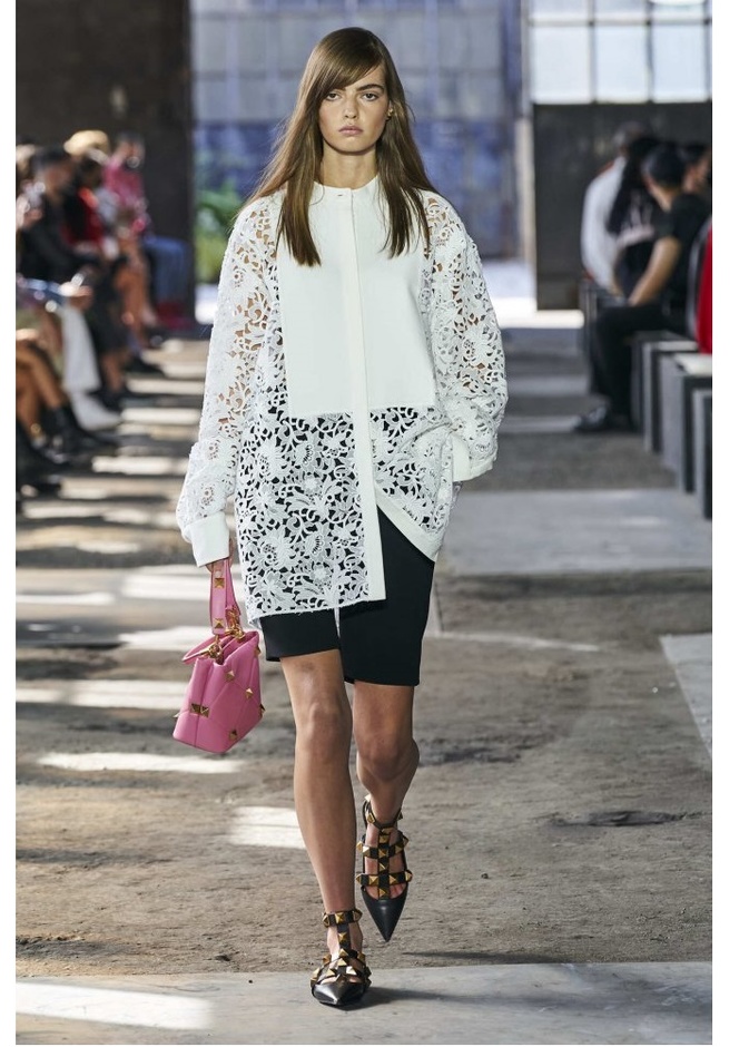 طرق تنسيق موضة القمصان الاوفر سايز من دار Isabel Marant