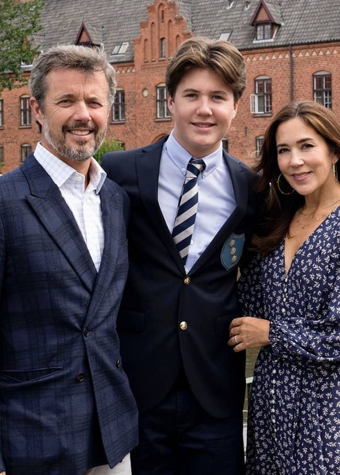 شاهد بالصور الأمير كريستيان بصحبة والديه في اليوم الأول في مدرسته الجديدة