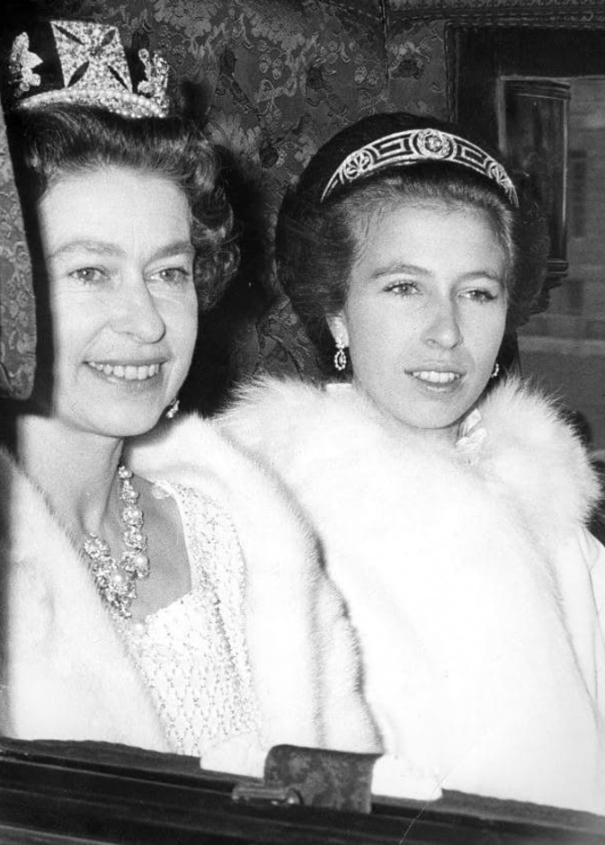 أول ظهور للأميرة آن بتاج ملكي