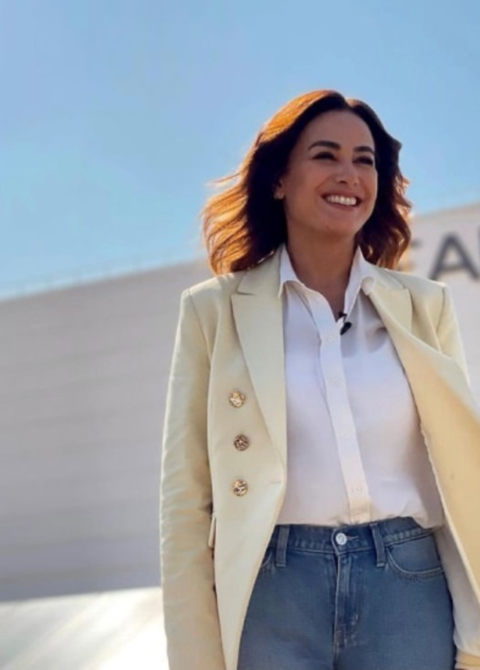 نسّقت ياسمين البليرز بلون كريميّ  مع القميص الأبيض والبنطلون الدنيم