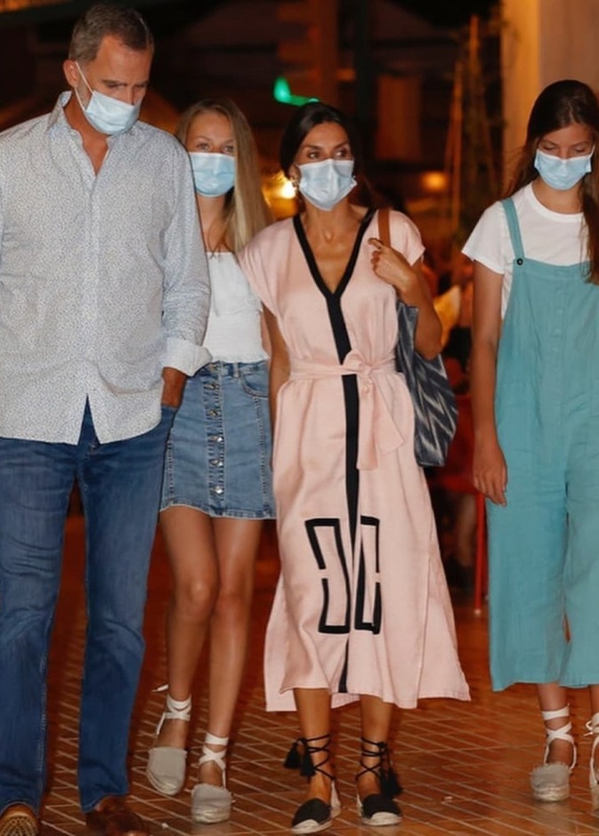 بالصور أحدث ظهور للعائلة المالكة الإسبانية في نزهة عائلية مسائية