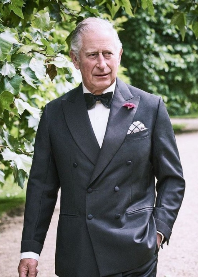 الأمير تشارلز ينشر صورة نادرة من الطفولة تجمعه بوالديه وشقيقته آن