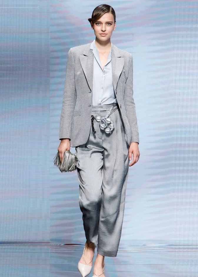 تنسيق الالوان الرمادية مع الجمبسوت من وحي Christian Dior
