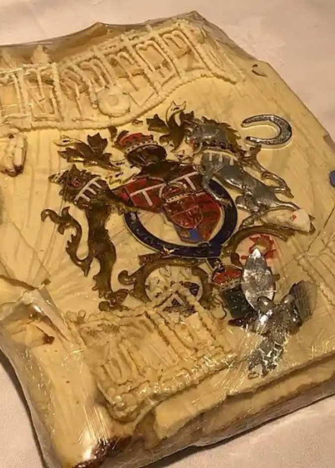 شريحة كعكة زفاف تشارلز وديانا قدمت إلى مويا سميث