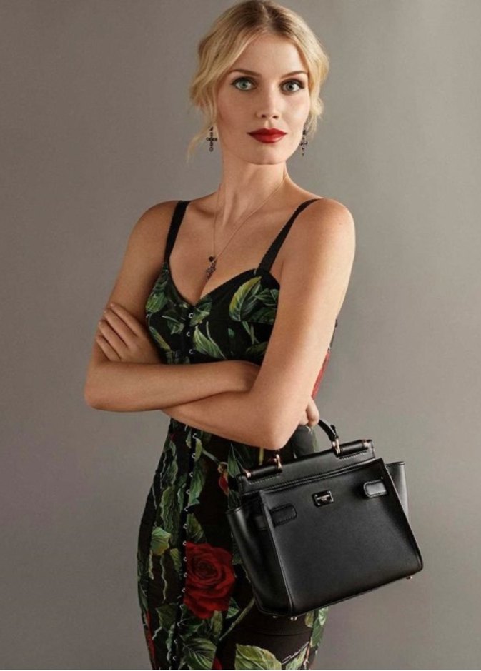 نسّقت مع الفستان حقيبة Sicily Bag ومجوهرات من مجموعة دولتشي