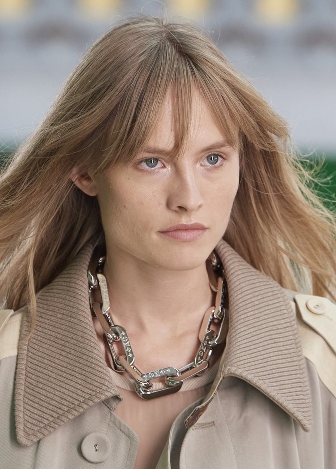 اكسسوارات السلاسل لصيف 2021 مع العقود البارزةمنLouis Vuitton