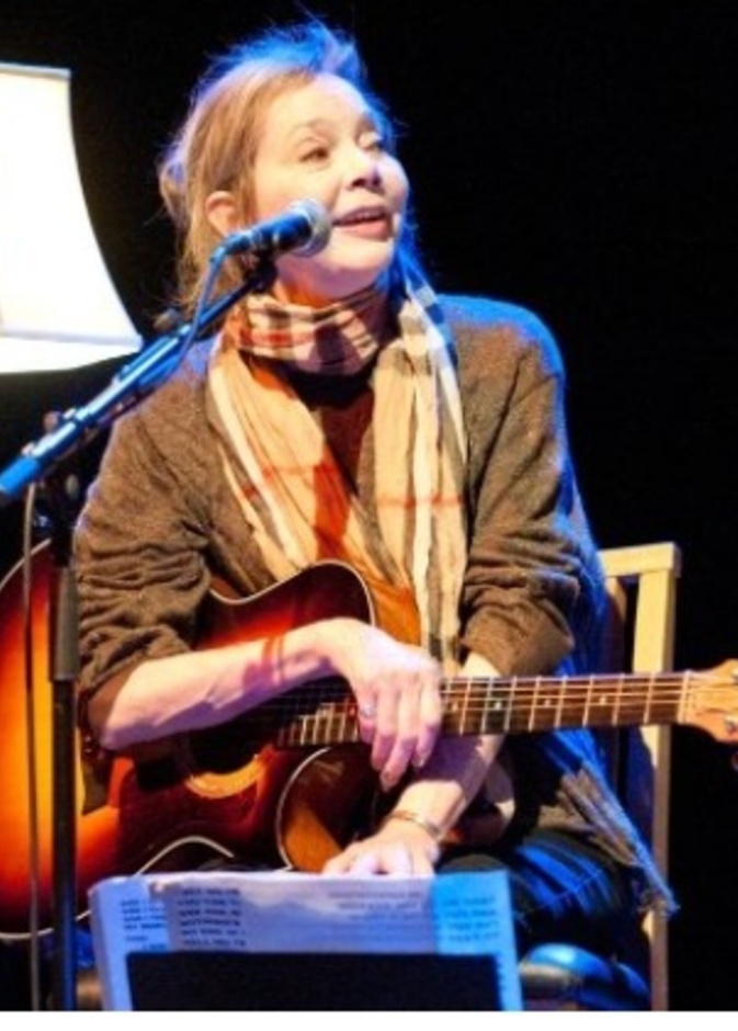 نانسي غريفيث تغني في إحدى الحفلات الغنائية