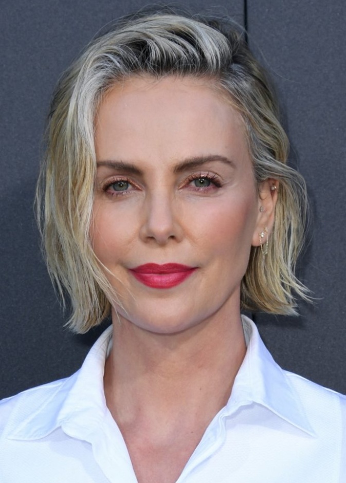  قصات شعر مميزة وكاريه للسيدات فوق سن الخمسين من وحي Charlize Theron