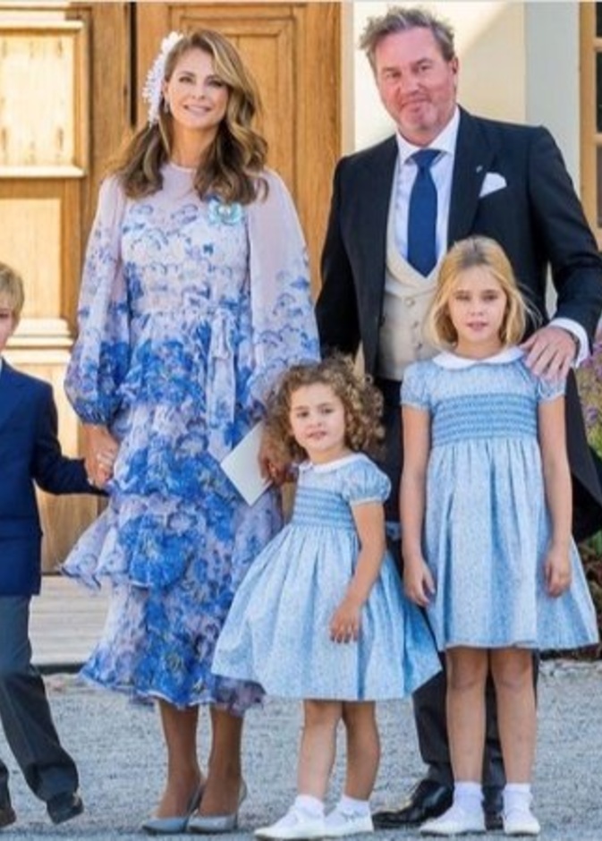 أطلت الملكة سيلفيا بطقم مع تنورة ميدي باللون الأزرق السماوي