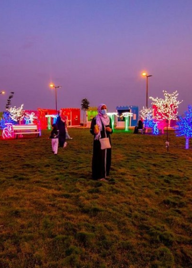 حديقة سما ابها وسحر خاص في الليل  - المصدر أمانة منطقة عسير.