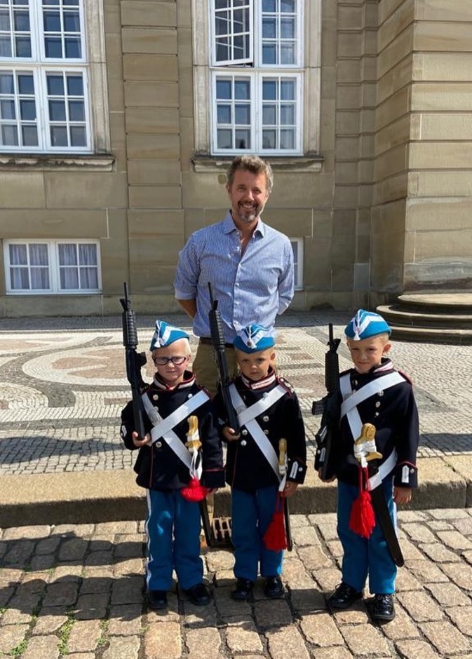 الأمير فريدريك يلتقط صورة تذكارية بصحبة ثلاثة من معجبيه الصغار