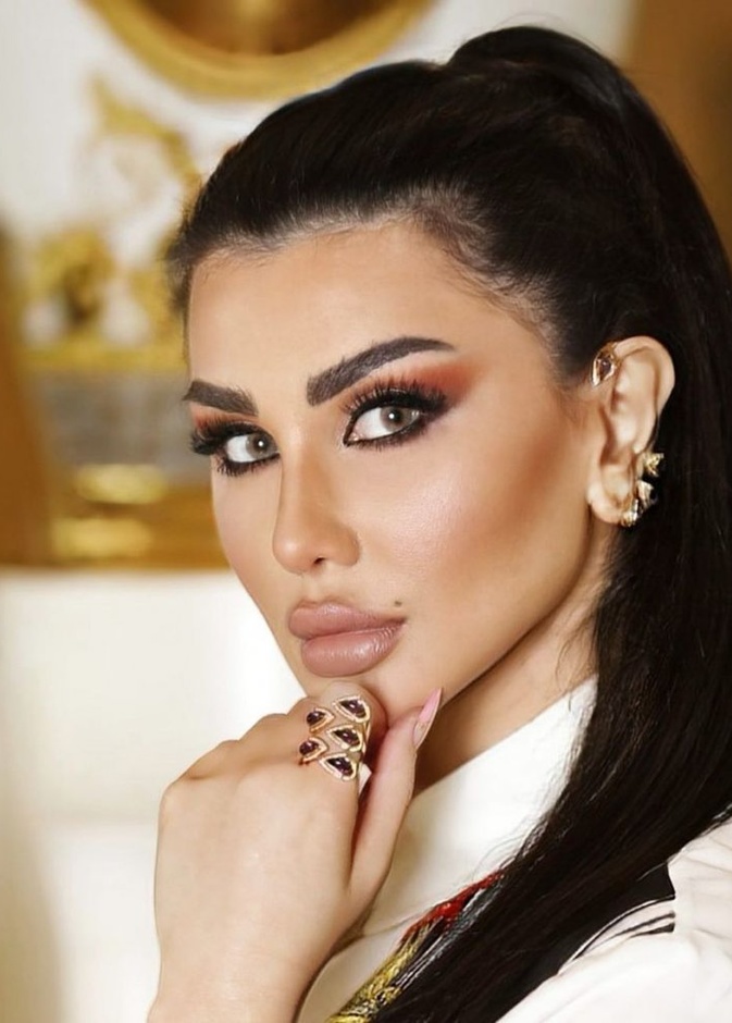 جيني إسبر بمجوهرات فرساتشي