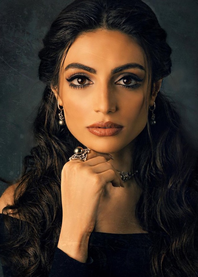  صيحات جمالية معدنية من وحي رفيعة الهاجسي- الصورة من انستغرام