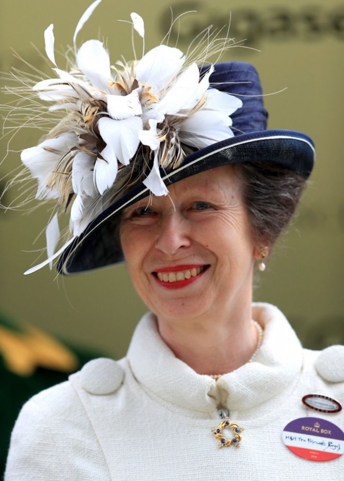 ملكة بريطانيا والأمير تشارلز يهنئان الأميرة آن بعيد ميلادها 71