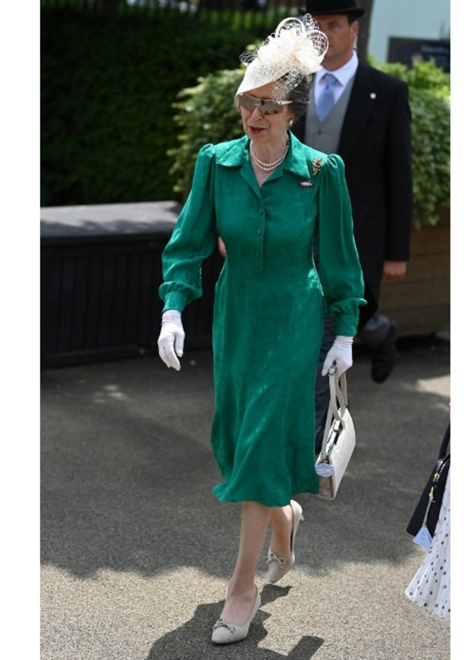 اطلت في اليوم الثاني من سباق  Royal Ascot هذا العام بالفستان الأخضر الميدي مع القبعة البيضاء