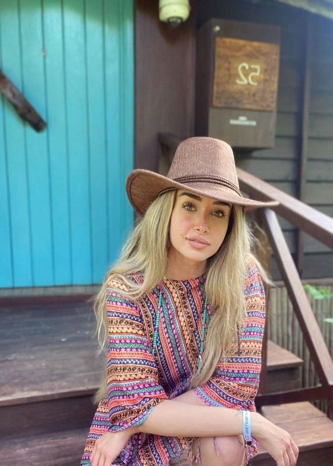 هنا الزاهد بالقبعة