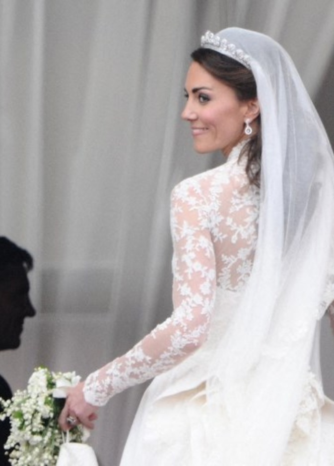 بالصور.. كيف تشابهت فساتين زفاف سيدات العائلات الملكية على مر السنين؟